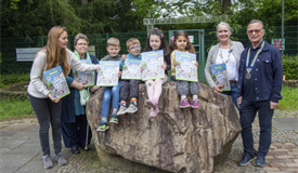 Josefine Berger und Anke Weißenberg von der Kita Burgpänz freuen sich mit den Kindern über die Bücher-Spende.